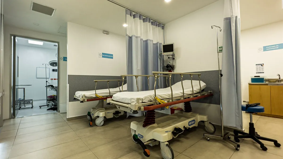 Recovery area with monitored beds at Mayan Medical Group, next to the operating room