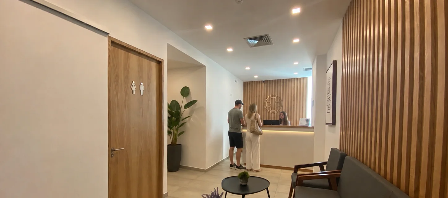 Reception of the medical center in Canc&uacute;n where Medgenik operates